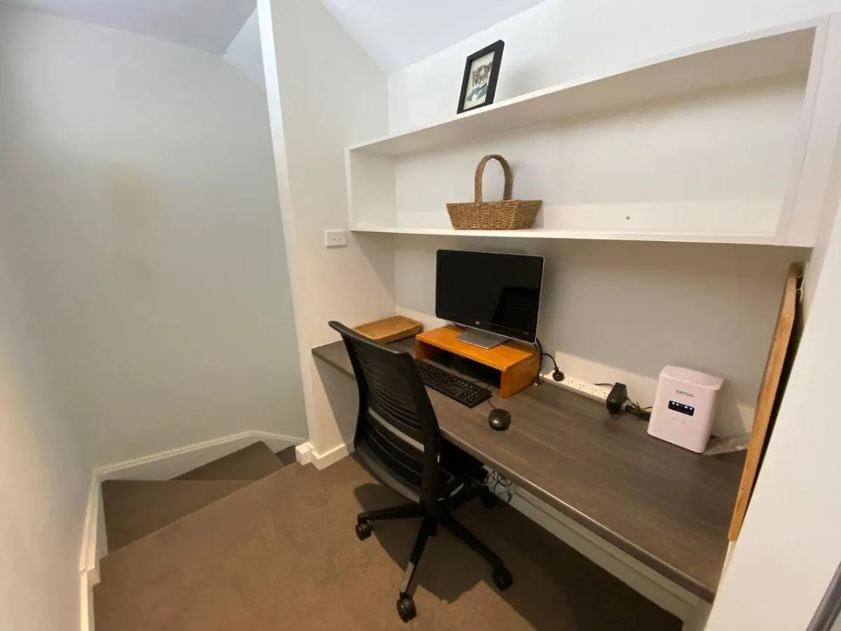 קנברה Cosy Work From Home Townhouse 10 Mins From City 0*,  אוסטרליה